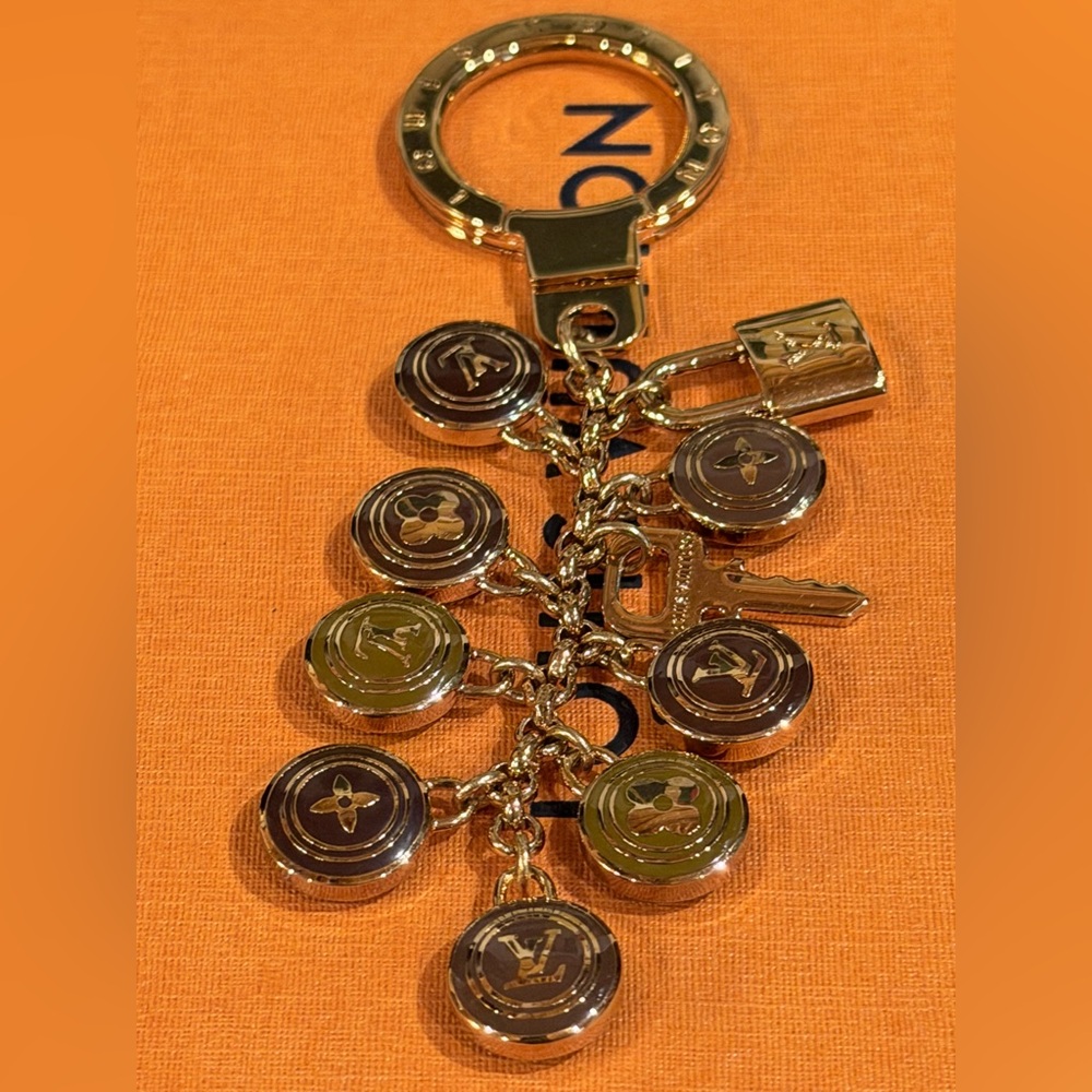 🔥 LOUIS VUITTON KEY RING CHARM PORTOCLET BASTILLE TRI COLOR FULL INCLUSION